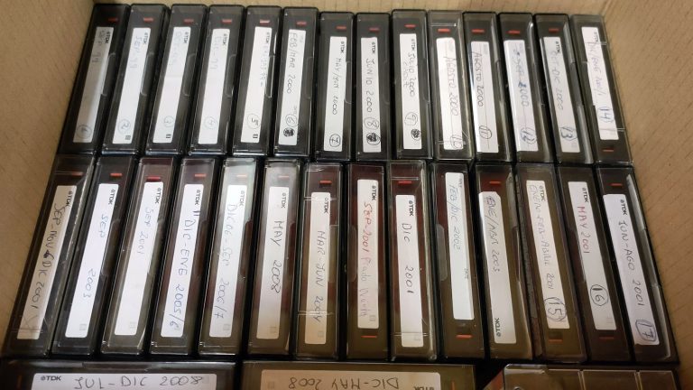 Caja con cintas de vídeo en formato vídeo 8.