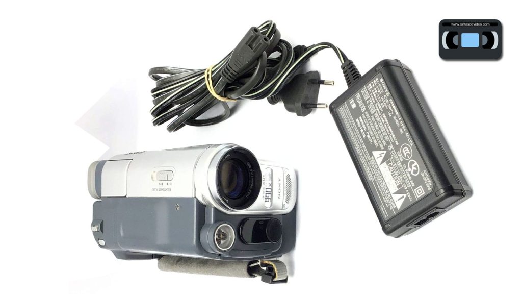 Cámara de Vídeo Digital 8 Sony DCR-TRV460E y cargador.